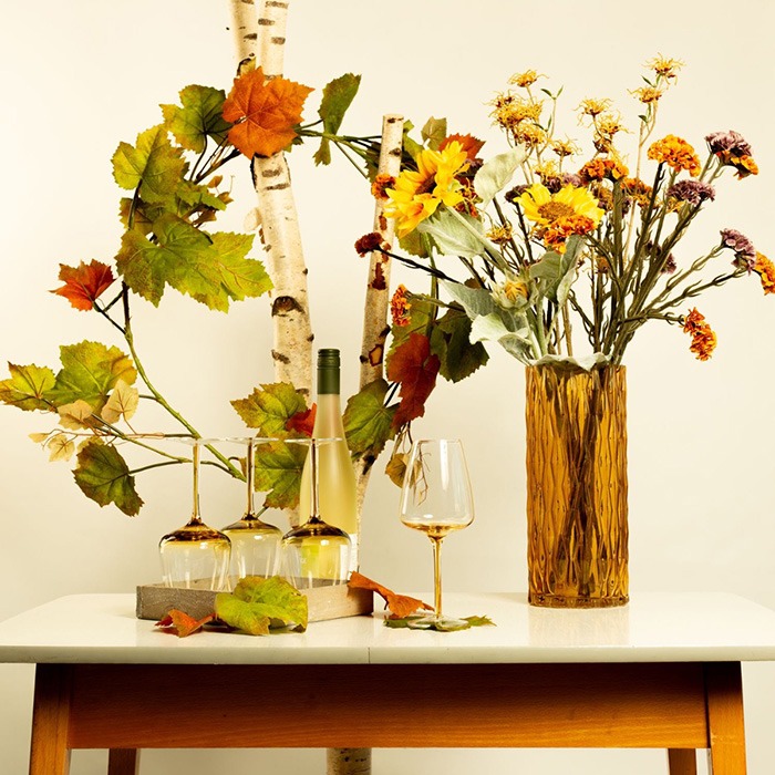 Letní večer s vínem a květinami