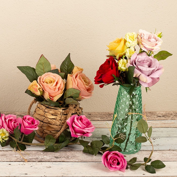 Stoln&iacute; dekorace s růžemi